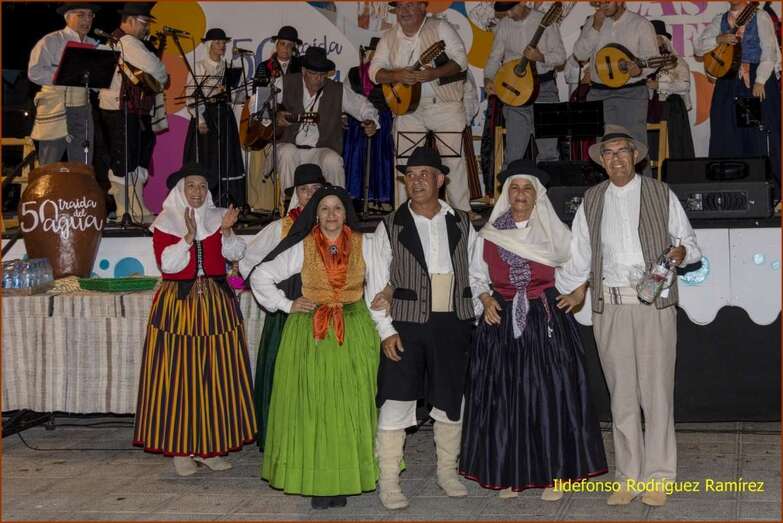 Actuación de grupos en la plaza de Las Nieves (Foto Ildefonso Rodríguez)